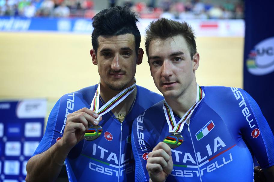 Liam Bertazzo ed Elia Viviani ai Campionati del Mondo su pista 2015. Bettini